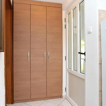 Appartement Family-friendly With Swimming Pool Mavarstica, Ciovo - 16559
