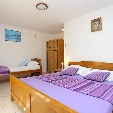 Appartement Family-friendly With Swimming Pool Mavarstica, Ciovo - 16559